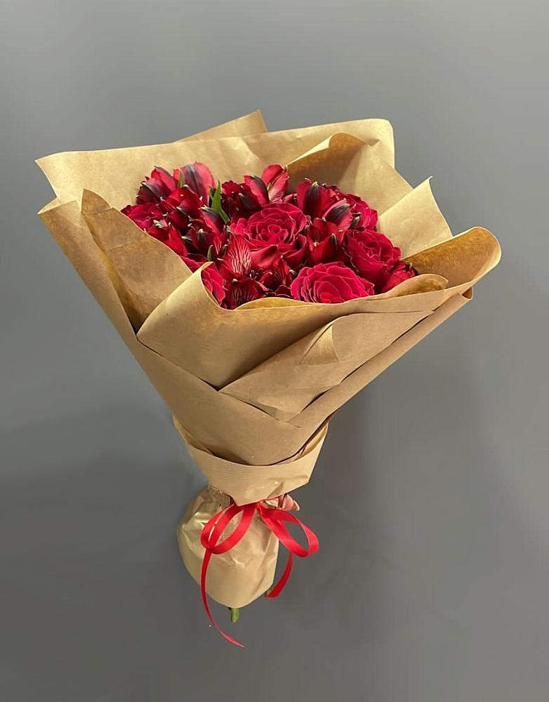 Букет цветов из: Альстромерии и Розы в Караваево Костромской области