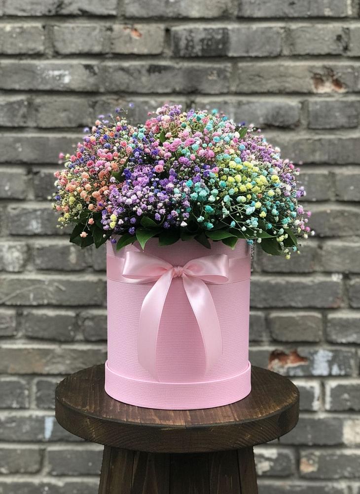 Цветочная композиция из Гипсофила и Розы в шляпной коробке в Караваево Костромской области