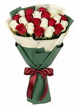 Букет Микс из красных и белых роз в Караваево Костромской области
