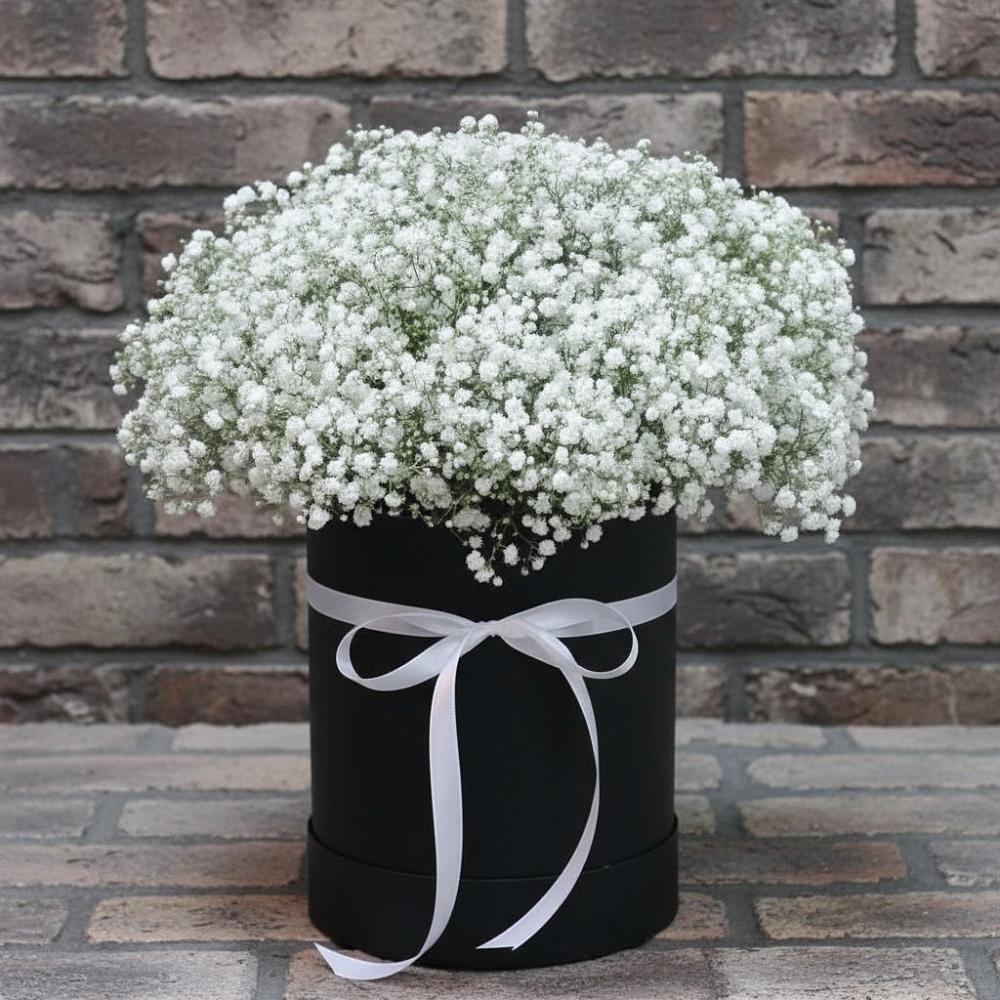 Цветочная композиция из Гипсофила в шляпной коробке в Караваево Костромской области