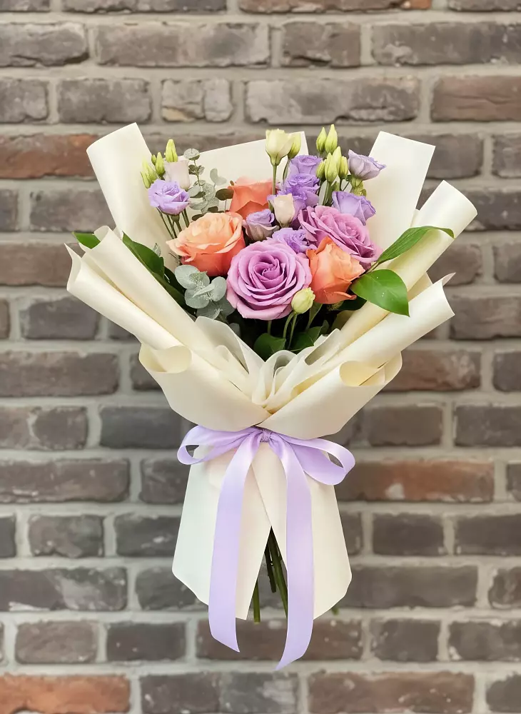 Букет цветов из: Лизиантусы и Розы в Караваево Костромской области