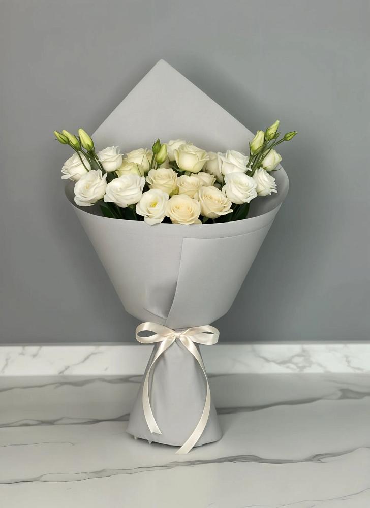 Букет цветов из: Розы и Лизиантусы в Караваево Костромской области