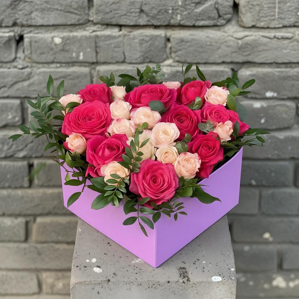 Цветочная композиция из Розы в коробке в Караваево Костромской области