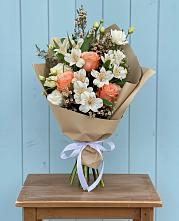 Букет цветов из:  Альстромерии, Лизиантусы, Розы и Хризантемы в Караваево Костромской области