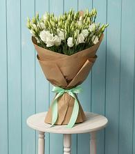 Букет цветов из:  Лизиантусы в Караваево Костромской области