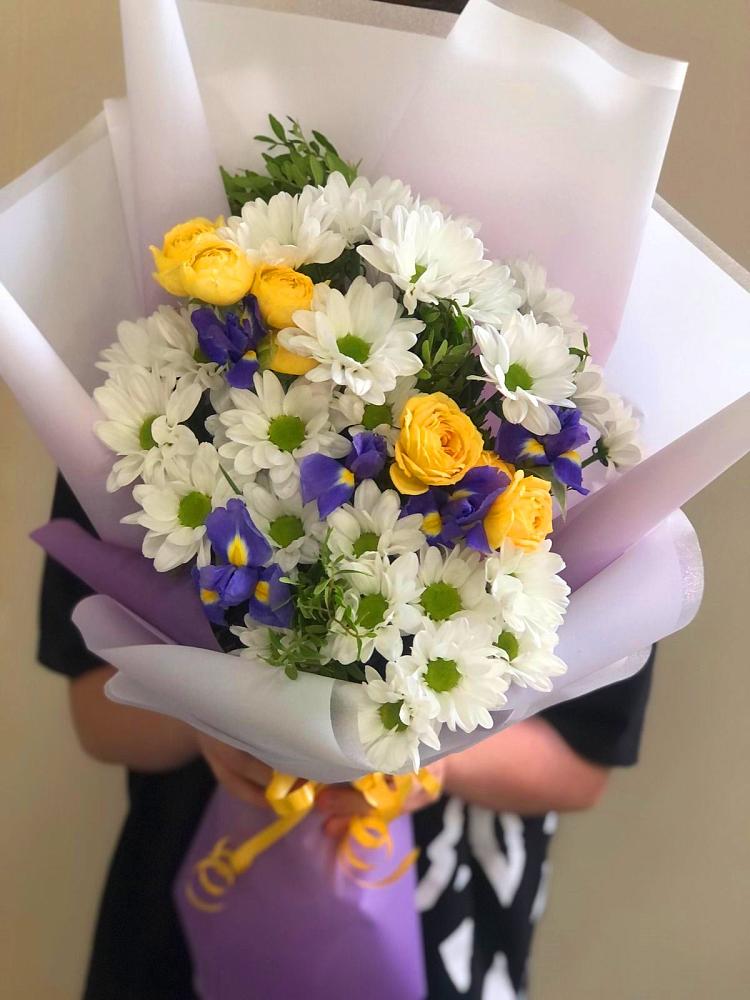 Букет цветов из: Ирисы, Хризантемы и Розы в Караваево Костромской области