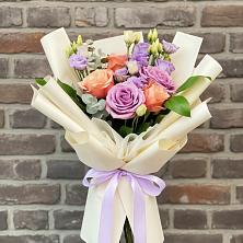 Букет цветов из:  Лизиантусы и Розы в Караваево Костромской области