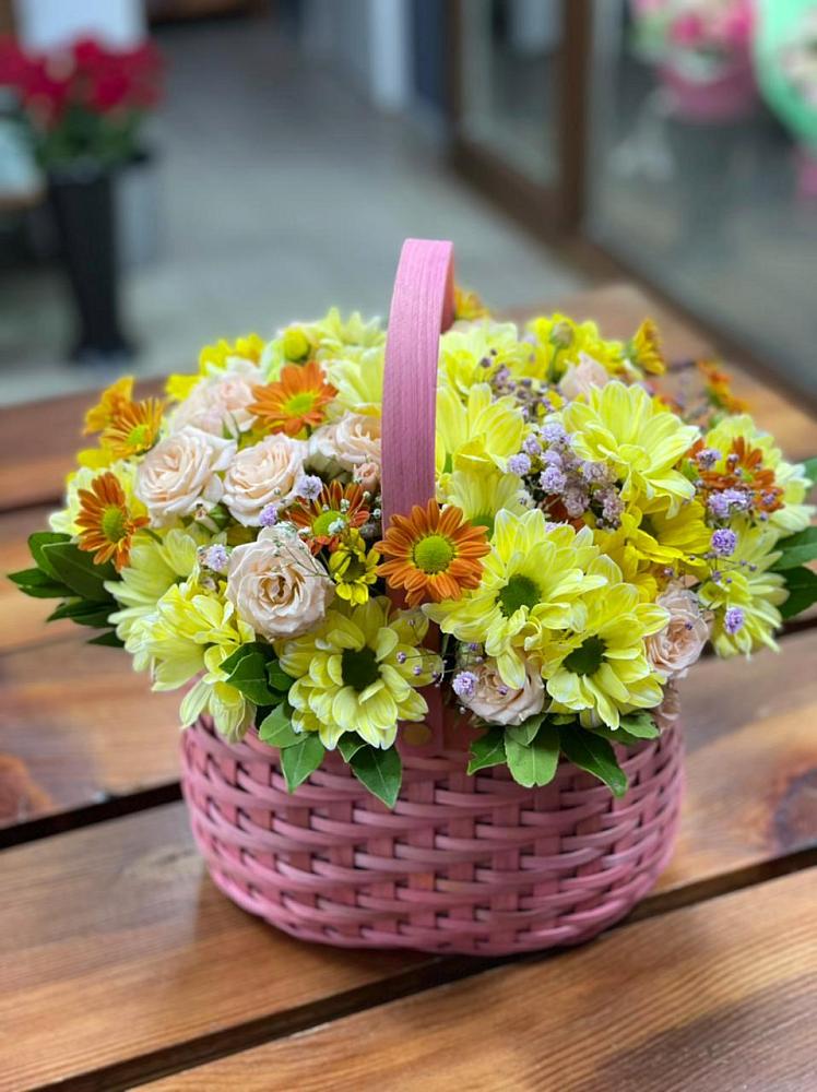 Цветочная композиция из Хризантемы и Розы в корзине в Караваево Костромской области