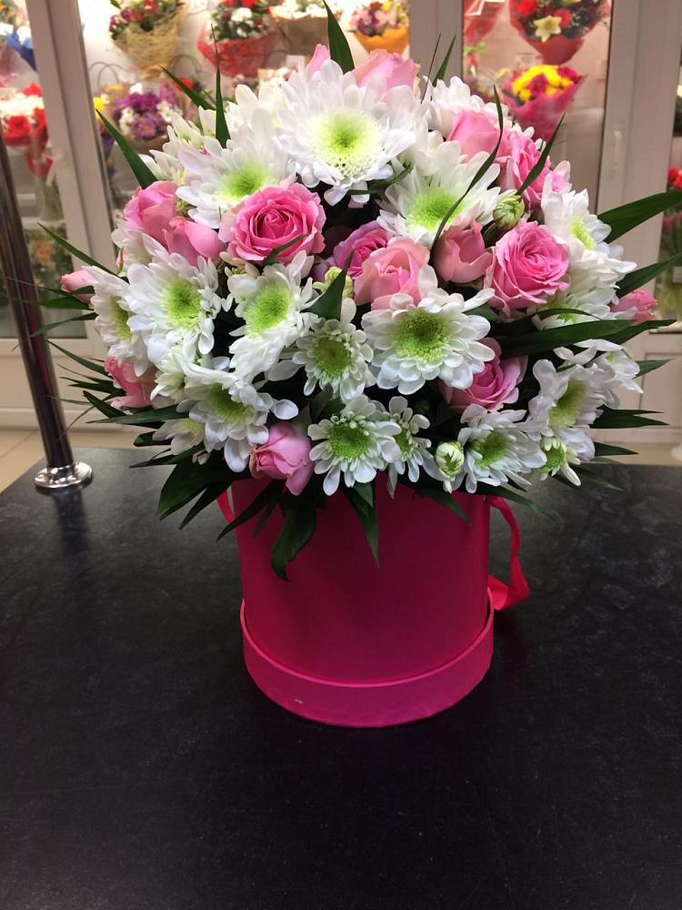 Цветочная композиция из Розы и Хризантемы в шляпной коробке в Караваево Костромской области