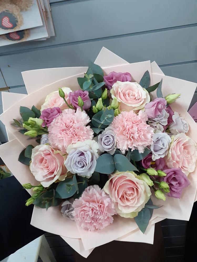 Букет цветов из: Розы, Гвоздики и Лизиантусы в Караваево Костромской области